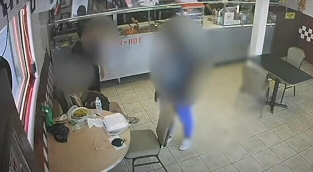 O adolescentă și-a abandonat bebelușul în brațele unei cliente dintr-un restaurant, iar apoi a fugit